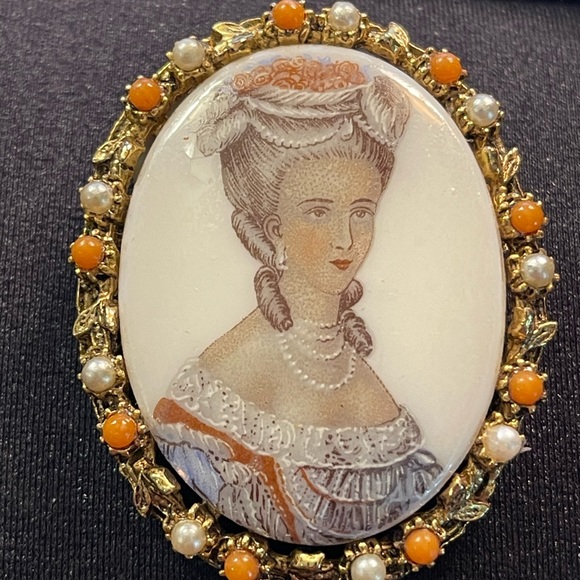 Vintage Ceramic Cameo (transfer) Bead gold ornate pendant brooch - Picture 5 of 6